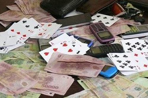 Bắt quả tang 4 cán bộ Chi cục Dự trữ Nhà nước đánh bạc tại trụ sở