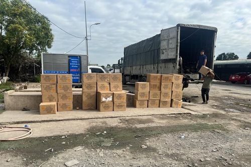 Công an phát hiện hàng chục thùng pháo hoa không rõ nguồn gốc