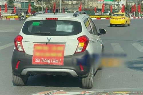 Lúng túng khi mới lái ô tô, cô gái treo tấm bảng với nội dung ai đọc xong cũng muốn nhường đường