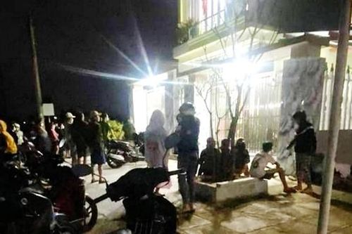 Cha con thương vong trong phòng ngủ bốc cháy có mùi xăng