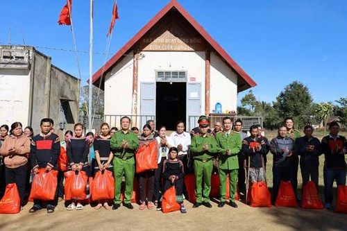 Những món quà đầu Xuân nghĩa tình với đồng bào