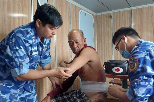 Cà Mau: Cấp cứu kịp thời ngư dân bị bỏng nặng khi lao động trên biển