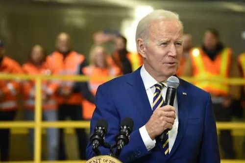 FBI đưa đi một số tài liệu khi khám nhà ông Biden