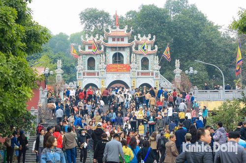Nô nức hành lễ 'vay - trả' tại đền Bà Chúa Kho