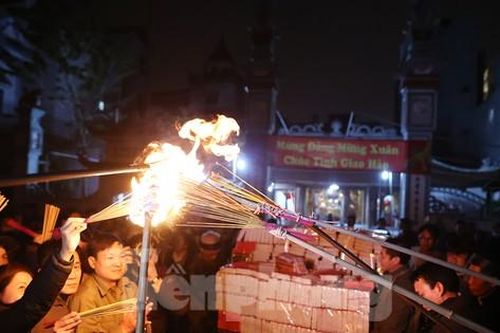 Tục lệ 'xin đỏ' lấy may của người Hà Nội đầu năm mới