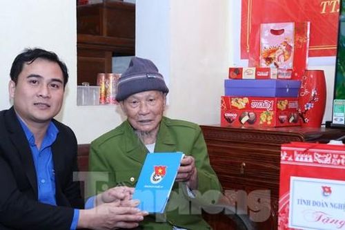 Tỉnh Đoàn Nghệ An tặng quà Đảng viên lão thành, Đảng viên trẻ