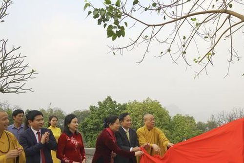 Phó Thủ tướng Trần Lưu Quang dâng hương tại chùa Tam Chúc