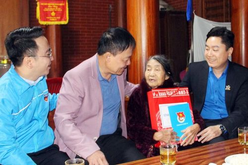 Tỉnh đoàn Nghệ An thăm, tặng quà đảng viên lão thành và đảng viên trẻ xuất sắc