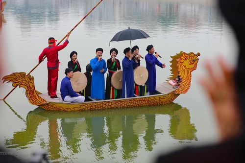 Hình ảnh du khách 'đến hẹn' lại về hội Lim nghe dân ca Quan họ