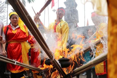 Người dân Bắc Sơn kéo lửa thổi cơm thi, mong cho mưa thuận gió hòa
