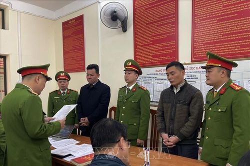 Bắt tạm giam nguyên Chủ tịch UBND xã thuê người khai thác khoáng sản trái phép