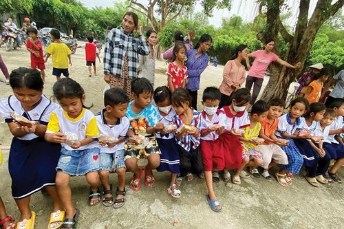 Chăm lo dinh dưỡng cho trẻ em nghèo, khuyết tật