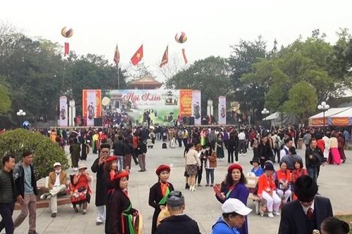 Du khách nô nức trẩy hội Lim