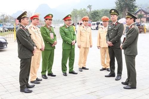 Công an thiết lập các chốt kiểm soát trước lễ khai hội chùa Tam Chúc