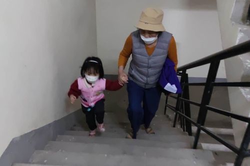 Cư dân HH3C Linh Đàm phải leo bộ hàng chục tầng vì thang máy hỏng