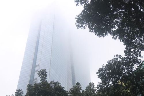 Hà Nội: Sương mù bao phủ dày đặc khiến người dân khó di chuyển