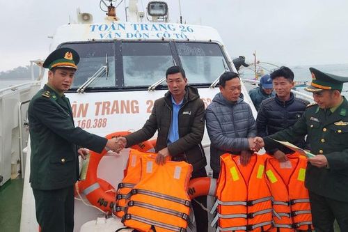 Tặng 200 lá cờ Tổ quốc cho ngư dân huyện đảo Cô Tô