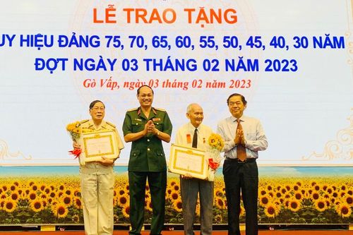 Lãnh đạo TPHCM trao Huy hiệu Đảng đợt 3-2
