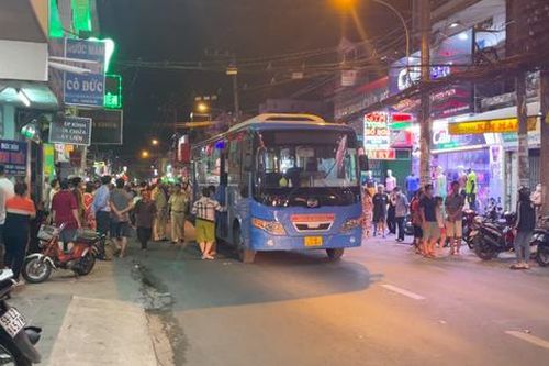Người đàn ông bị xe buýt tông tử vong