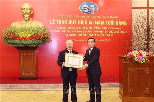 Trao Huy hiệu 55 năm tuổi Đảng tặng Tổng Bí thư Nguyễn Phú Trọng
