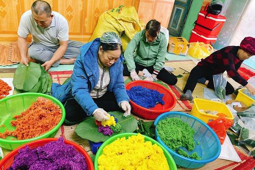 Cận Rằm tháng Giêng, ngày chốt bán hết 3 tấn xôi ngũ sắc
