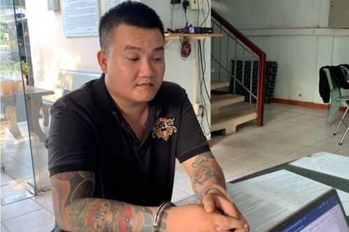 Tạm giữ nam thanh niên tàng trữ nhiều vũ khí quân dụng