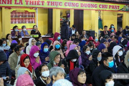 Hà Nội: Người dân chắp tay dâng sao giải hạn trong đêm