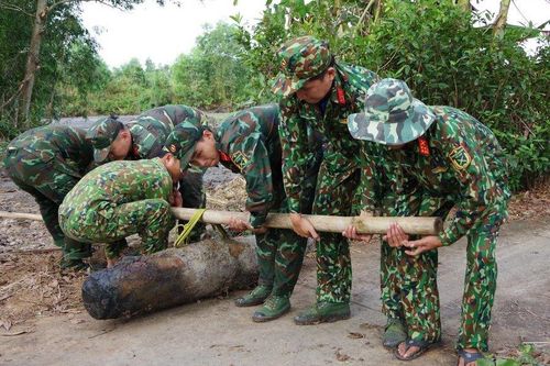 Cà Mau: Người dân phát hiện quả bom nặng 250kg khi cải tạo vuông tôm