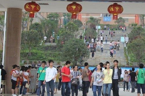 Trường học cấm học sinh đi giày không quá 1,7 triệu đồng gây tranh cãi
