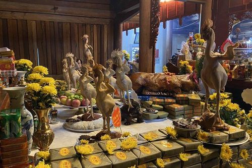 Gà hóa rồng, phượng trên mâm cúng giỗ Vua Mai Hắc Đế