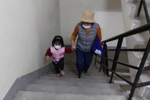 Vụ cháy ở chung cư đông dân nhất Hà Nội: Cư dân 'kêu trời' vì phải đi bộ 39 tầng xuống dưới