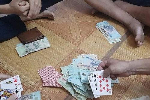 Thanh Hóa: Tạm đình chỉ 5 cán bộ Chi cục Dự trữ Nhà nước Hà Trung vì đánh bạc