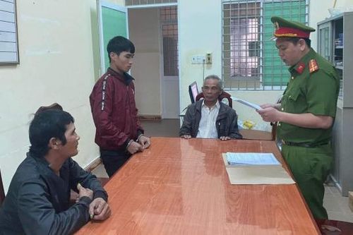 Đưa 'nụ hồng' uống rượu khai xuân say xỉn rồi 'xin lộc'