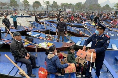 Những ngày cao điểm, chùa Hương đón hơn 30.000 khách
