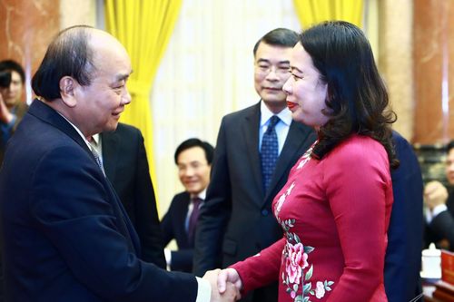 Nguyên Chủ tịch nước Nguyễn Xuân Phúc bàn giao công tác
