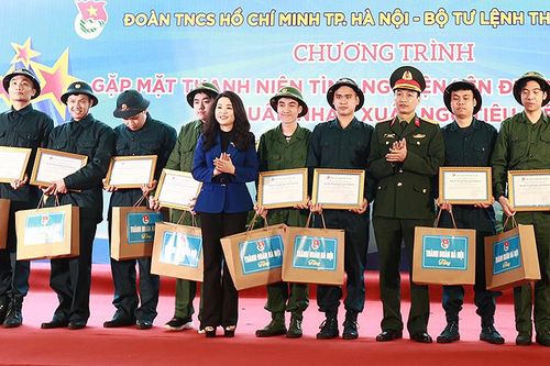 Anh hùng Phạm Tuân truyền lửa cảm hứng đến thanh niên tình nguyện nhập ngũ