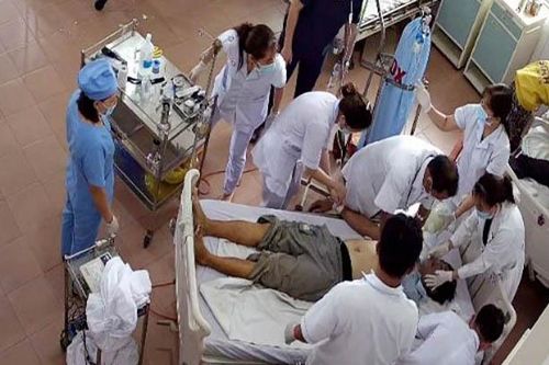 Dỡ cây thông trang trí, 1 người tử vong và 5 người khác bị thương do điện giật