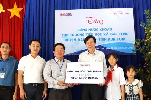 Báo SGGP tặng giếng khoan cho trường tiểu học ở xã biên giới