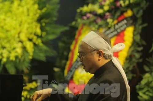 NSND Đặng Thái Sơn chơi piano tiễn biệt mẹ