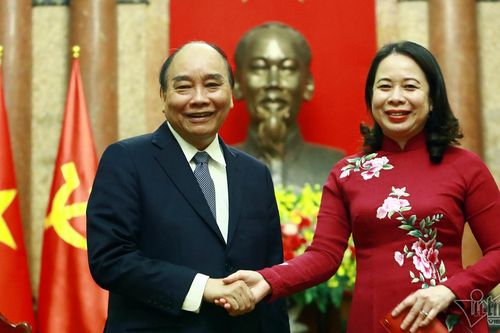 Nguyên Chủ tịch nước Nguyễn Xuân Phúc bàn giao công tác