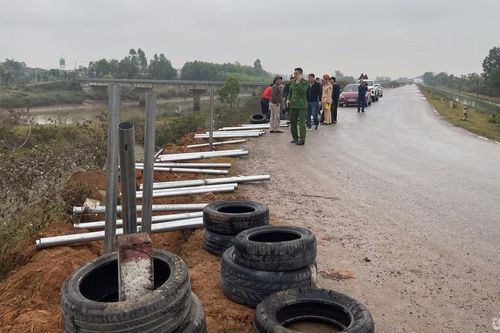Yên Thành làm rào chắn lan can bằng thép dọc bờ kênh Vách Bắc