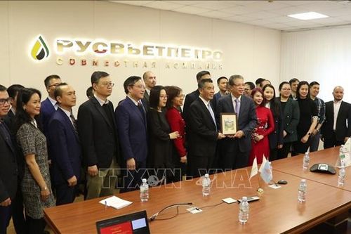 Đại sứ Việt Nam tại Nga thăm và chúc Tết liên doanh dầu khí Rusvietpetro