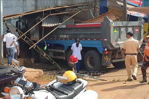 Bình Phước: Xe ben tự trôi dốc, lao vào tiệm sửa xe và tiệm thuốc tây