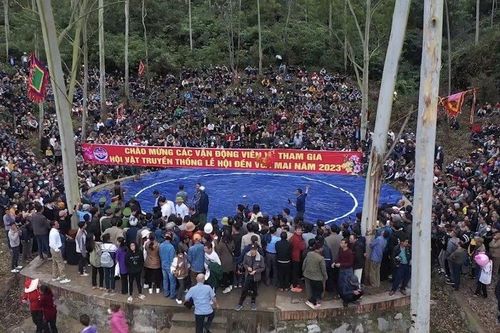 Hàng nghìn người dân leo núi xem trai làng đấu vật ở lễ hội Vua Mai