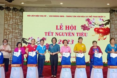 Tặng quà hội viên, phụ nữ dân tộc Hoa nhân dịp Tết Nguyên tiêu