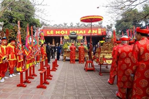 Nam Định: Hàng nghìn du khách về thắp hương và dự Lễ Khai ấn đền Trần