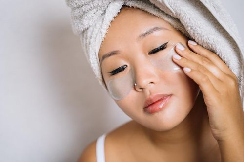 Trào lưu xăm màu để che thâm mắt, rạn da