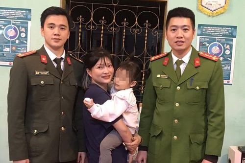 Tìm gia đình cho bé gái 4 tuổi đi một mình trên đường tối