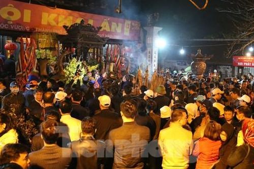 Vừa dứt khai ấn, người dân ùa vào đền Trần để lễ lúc nửa đêm
