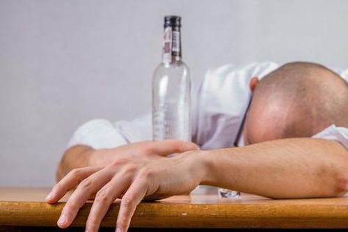 Đàn ông nghiện rượu gặp rắc rối với 'cậu nhỏ'